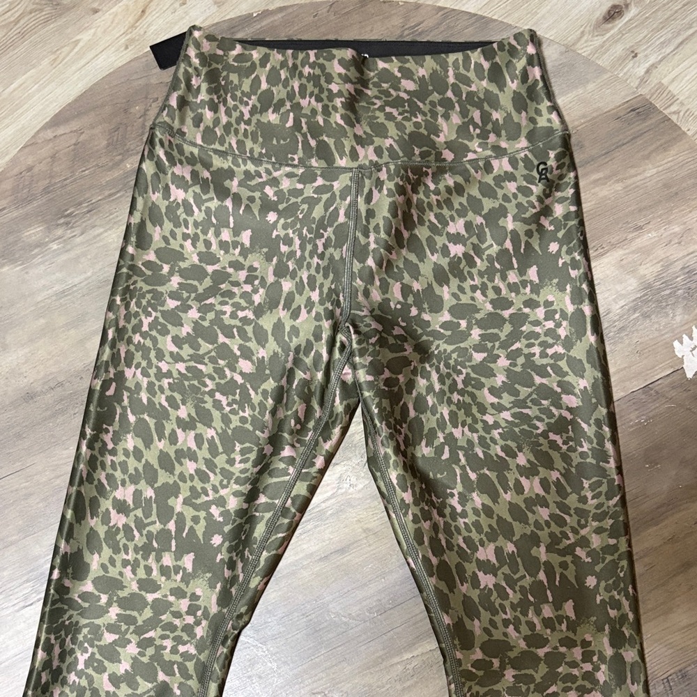 Good American Olive Green & Blush Camo Leggings